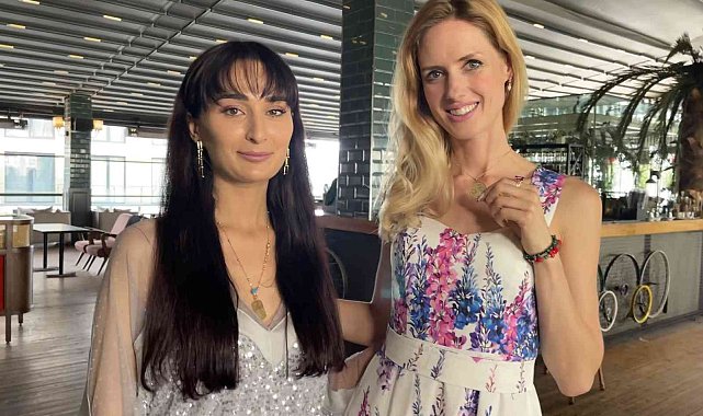 Ünlü oyuncu Wilma Elles, kendisi için tasarlanan kolyeyi taktı