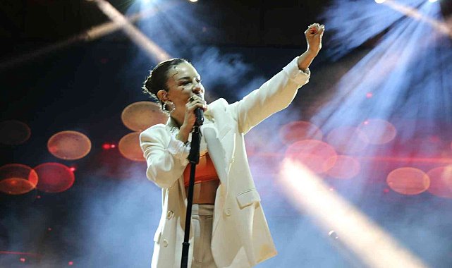 Ünlü şarkıcı Fatma Turgut Safranbolu'da sahne aldı