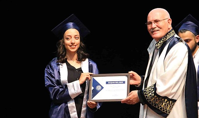 Uşak Üniversitesi mezunlarını meslek yaşamlarına coşkuyla uğurladı