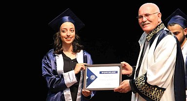 Uşak Üniversitesi mezunlarını meslek yaşamlarına coşkuyla uğurladı