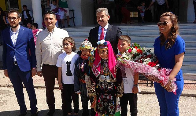 Uşak&#039;ta 60 bin 805 öğrenci karne heyecanı yaşadı