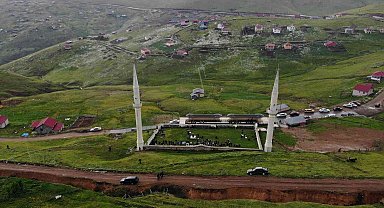 Üstü açık camide 561 yıldır çimen üzerinde Cuma namazı kılınıyor