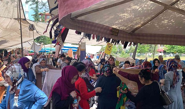 Uygun fiyata giyinmek isteyenler Çarşamba Pazarı'nın yolunu tuttu