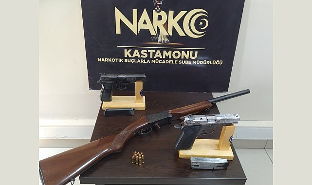 Uyuşturucu operasyonunda ruhsatsız silahlarla yakalandı