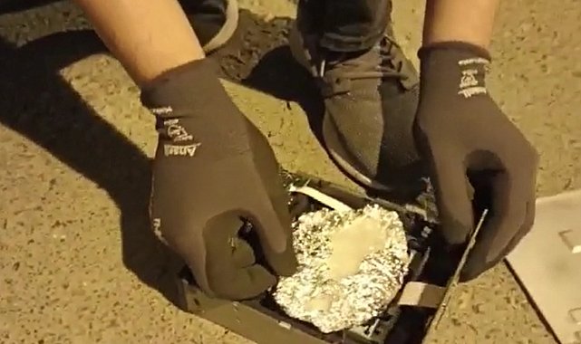 Uyuşturucu oto teybin içinden çıktı, 2 kişi gözaltına alındı