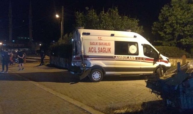 Vakaya giden iki ambulans kaza yaptı: 3 yaralı