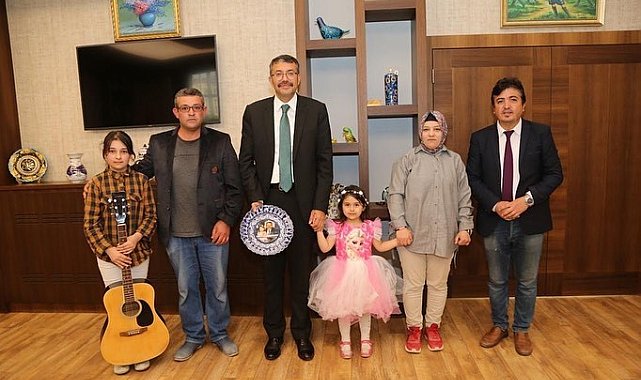 Vali Çelik, müzisyen Öncül Günyeli ile öğrencilerini makamında kabul etti