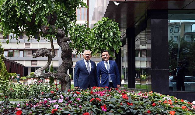 Vali Çiçek&#039;ten Başkan Büyükkılıç&#039;a ziyaret