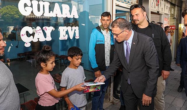 Vali Dr. Ozan Balcı çocuklara kitap hediye etti