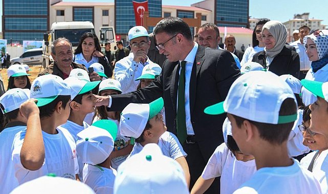 Vali Dr. Ozan Balcı öğrencilerle fidan dikti