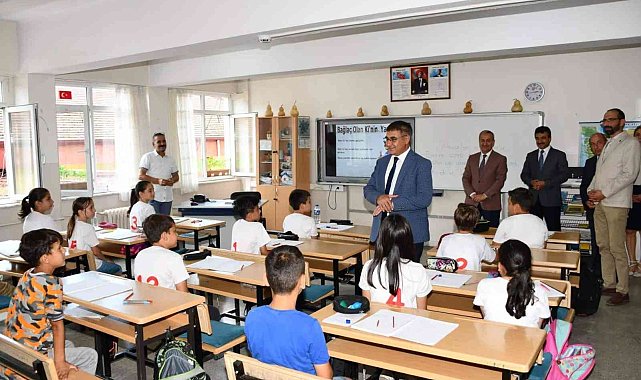 Vali Gürel öğrencilerin davetini kırmadı, okullarında ziyaret etti