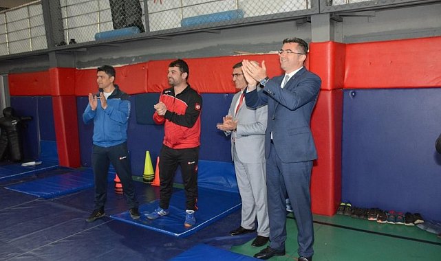 Vali Memiş, minik güreşçileri yalnız bırakmadı