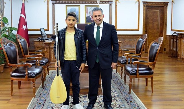 Vali Mete Buhara, dinlediği genç ozana ilk sazını hediye etti