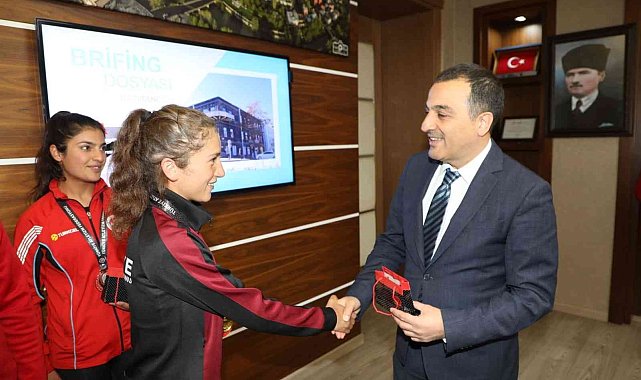 Vali Öksüz, başarılı sporcuları ağırladı