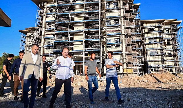Vali Pahlivan, Tarsus&#039;ta yapımı süren ve tamamlanan kamu binalarında incelemelerde bulundu