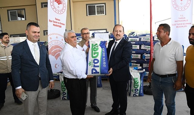 Vali Pehlivan, Tarsus'ta çiftçilere soya tohumu dağıttı