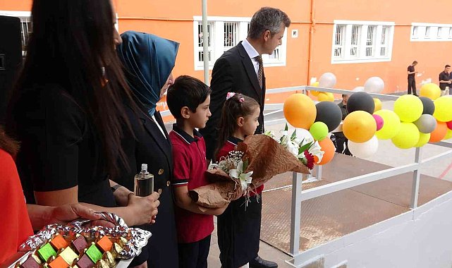 Vali Şıldak, karne dağıttı