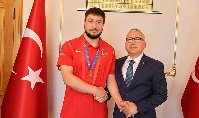 Vali Şimşek, şampiyon sporcuyu altınla ödüllendirdi