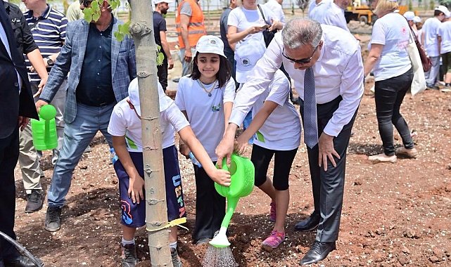 Vali Su, çocuklarla fidan dikti