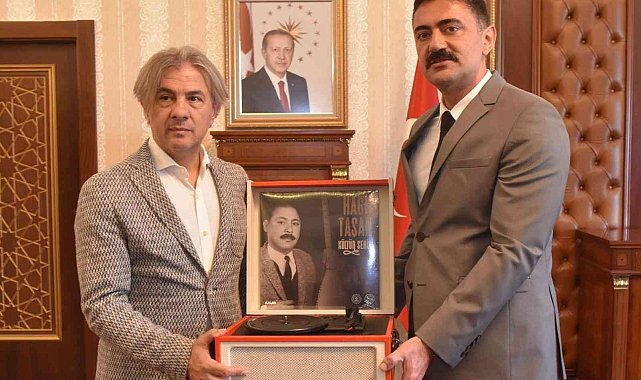 Vali Tekbıyıkoğlu&#039;ndan Bakan Yardımcısı Demircan&#039;a anlamlı hediye