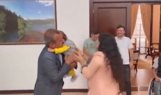 Vali ve gazi çocuğu arasında duygulandıran anlar