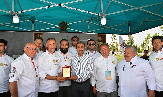 Validen vatandaşa tatlı ikramı