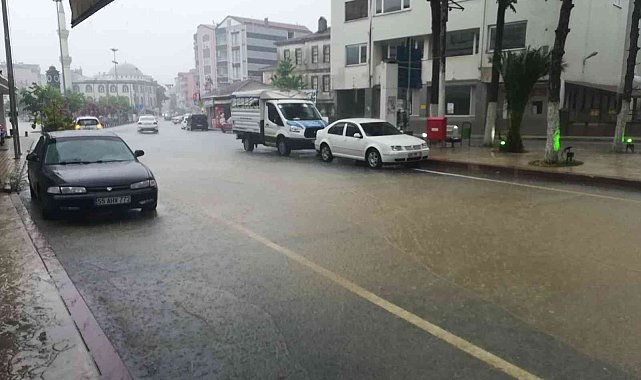 Valilik uyardı: &quot;Şiddetli yağışlar saat 21.00&#039;e kadar devam edecek&quot;