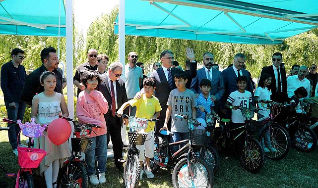 Van Büyükşehir Belediyesi bin çocuğa bisiklet hediye etti