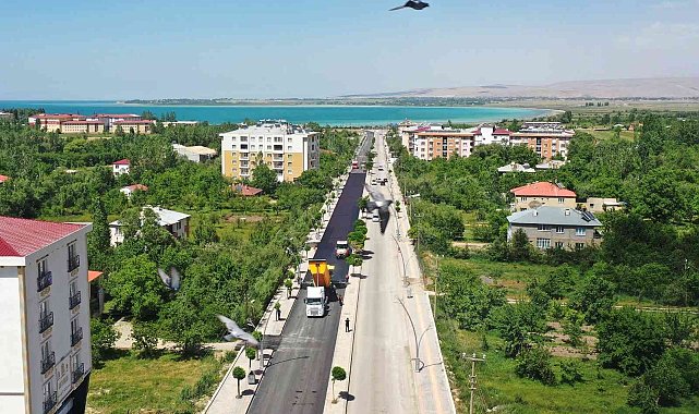 Van Büyükşehir Belediyesi, Gevaş Atatürk Caddesi&#039;ni asfaltlıyor