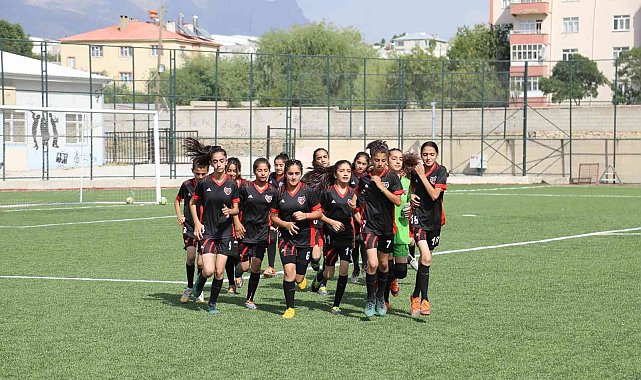 Van Büyükşehir Belediyesi kadın futbolunun tek adresi oldu
