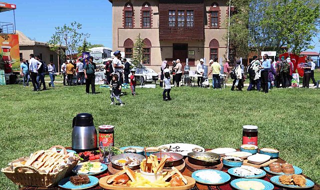 Van Kalesi önünde Dünya Kahvaltı Günü kutlaması