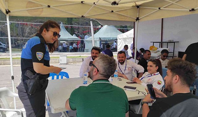 Van polisi halkı bilgilendirmeye devam ediyor