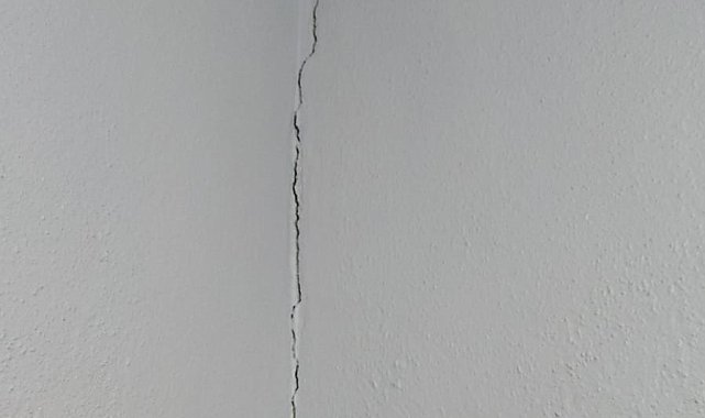 Van'da 5.0 büyüklüğündeki depremde Erciş'te de bazı evlerde çatlaklar oluştu