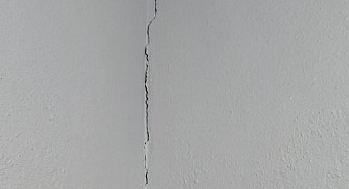 Van'da 5.0 büyüklüğündeki depremde Erciş'te de bazı evlerde çatlaklar oluştu