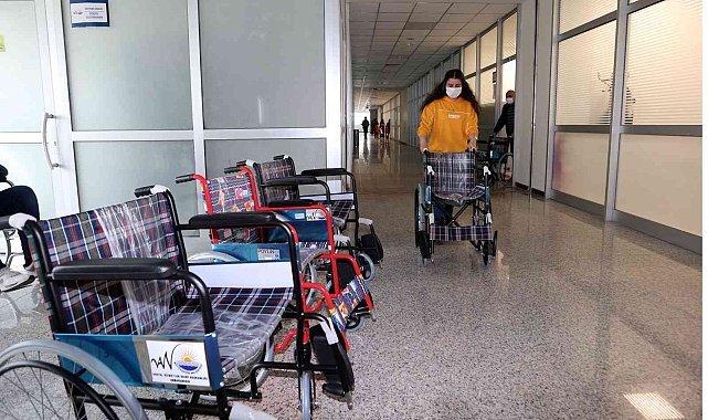 Van'da 7 engelli vatandaşa tekerlekli sandalye hediye edildi