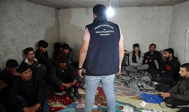 Van'da bir evin bodrumunda 24 düzensiz göçmen yakalandı