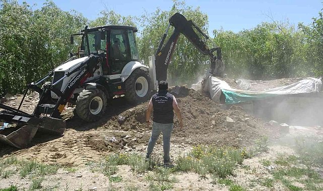Van'da göçmenlerin geçici barınağı 'şok ev' yıktırıldı