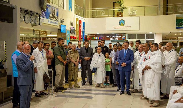 Van'da hacı adayları 2 yıl aradan sonra kutsal topraklara dualarla uğurlandı