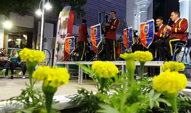 Van'da Mehmetçikten halka konser