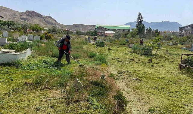 Van'da mezarlıklarda temizlik çalışması