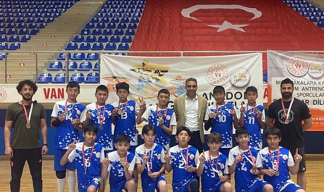 Van&#039;ın erkek ve kız voleybol takımları yarı finale yükseldi