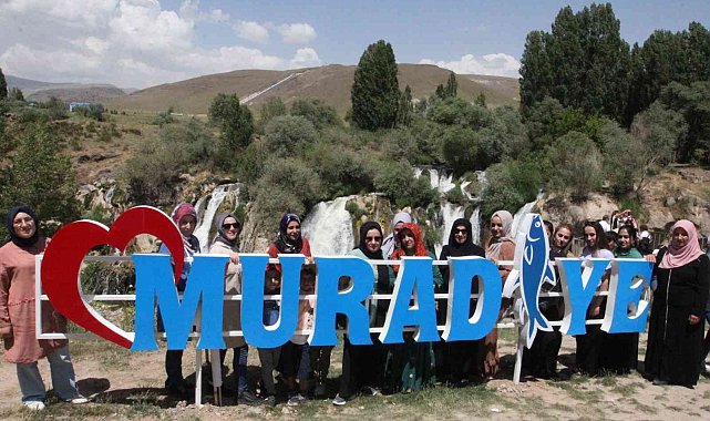 Vanlı kadınların ilk rotası Muradiye Şelalesi oldu