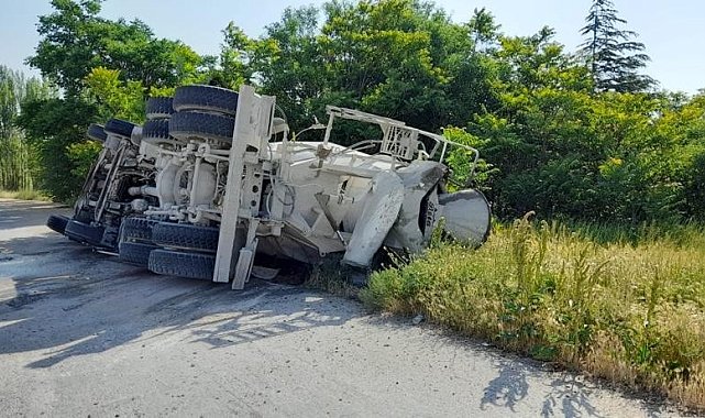 Virajı alamayan beton mikseri devrildi