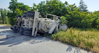 Virajı alamayan beton mikseri devrildi