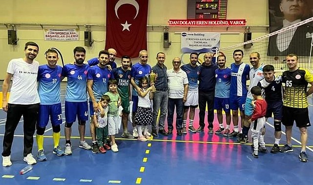 Voleybol turnuvasının şampiyonu Güroymak Milli Eğitim Müdürlüğü
