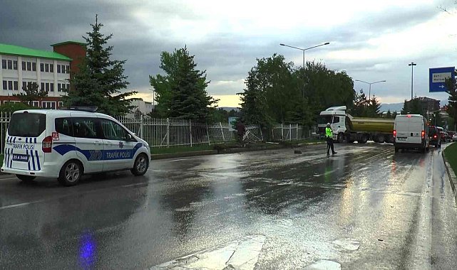 Yağış sonrası kayganlaşan yolda direksiyon hakimiyetini kaybeden kamyon refüje çıktı