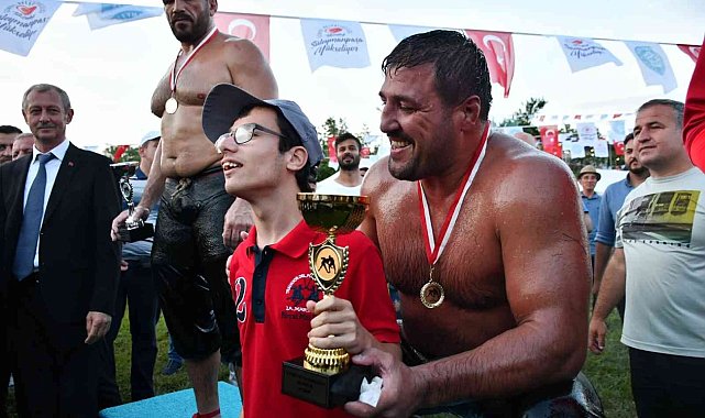 Yağlı güreşlerin şampiyonu, kupasını engelli gence hediye etti