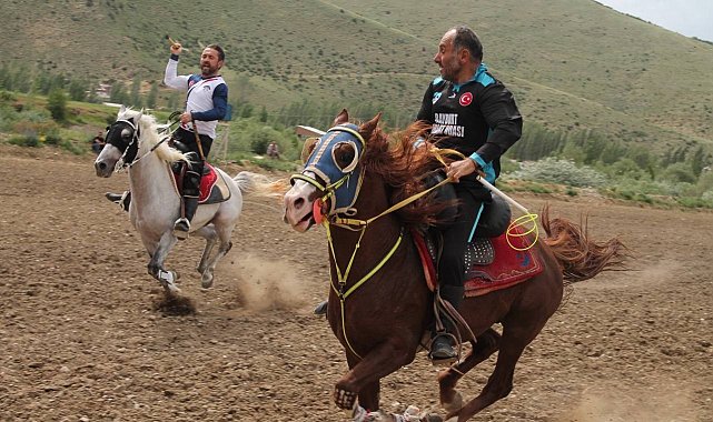 Yağmur rüzgâr demeden atları dörtnala koşturarak cirit oynadılar