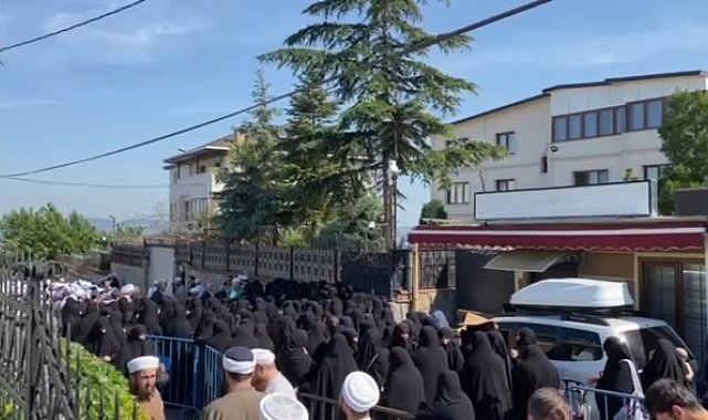 Yakınları ve sevenleri son yolculuğu öncesi Ustaosmanoğlu&#039;nun evine akın etti