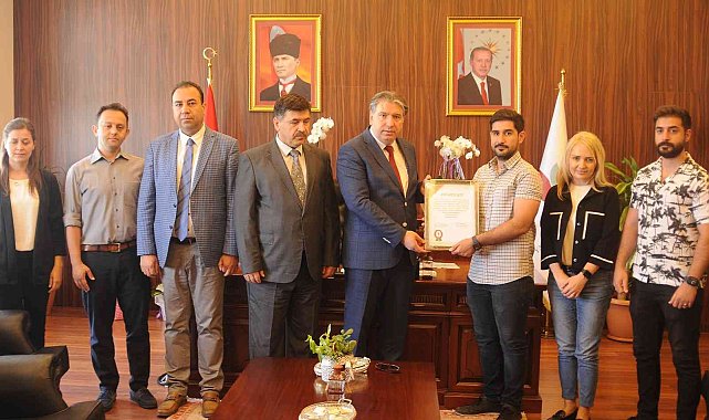 Yalova Üniversitesi'nden vefat eden öğrencinin ailesine anı belgesi